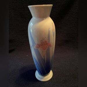 Elegant Blue and White Floral Vase. Kosan Gamma Otagiri Japan.